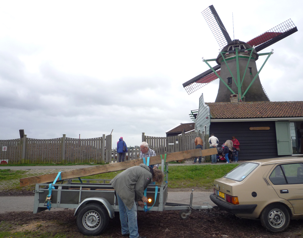 opladen van de balken voor de scheerbalk bij de houtzaagmolen het jonge schaap